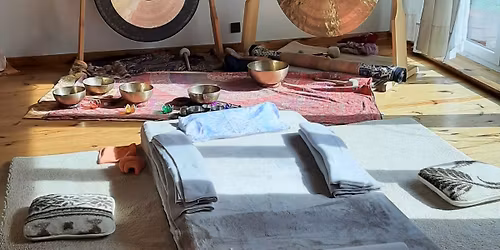 Koncert Mis i Gong\u00f3w i masa\u017ce d\u017awi\u0119kiem dla Ciebie w A\u015brama Yoga 