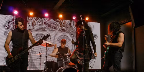 First Date Kiss Rocks the Tin Lizard