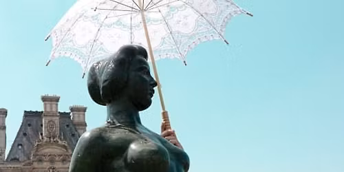 Montmartre est une f\u00eate, paillettes et p\u00e9nombre