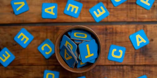 A szavakon t\u00fal - Kih\u00edv\u00e1sok \u00e9s megold\u00e1sok a logop\u00e9dia perem\u00e9n