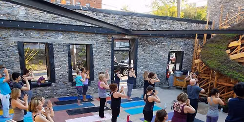 All-levels yoga with Yogamour