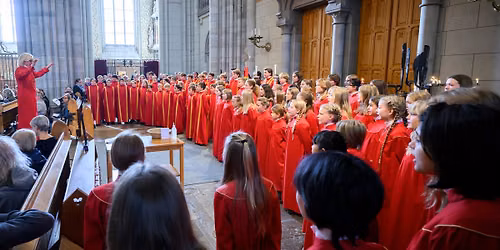Uppsjungning med Uppsala domkyrkas flick- och gossk\u00f6rer