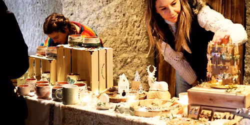 Adventi v\u00e1s\u00e1r a noszvaji barlanglak\u00e1sokban