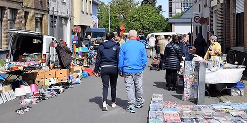 Mieke maakt op rommelmarkt Montmartre