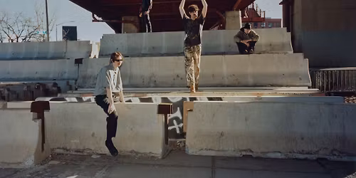 MODEL\/ACTRIZ (US) + SUPPORT