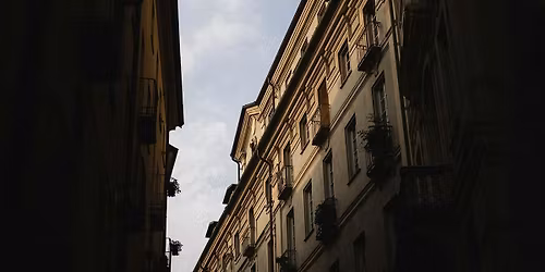 La Citt\u00e0 al di Sotto Della Cartolina