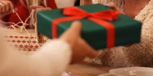 Secret Santa entre c\u00e9libataires \ud83c\udf81 R\u00e9partition par tranches d'\u00e2ge