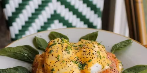 Huevos Benedict con bebida en Mafrens: ven a brunchear en la Latina