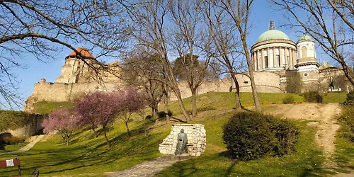 M\u00e1jusi \u00e9lm\u00e9nyfest\u00e9s az Esztergomi V\u00e1rhegyen