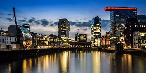 Available Light, blaue Stunde im Medienhafen D\u00fcsseldorf