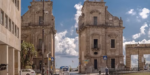 Tour Kalsa. Da Porta dei Greci a Porta Felice, tra monumenti e street art