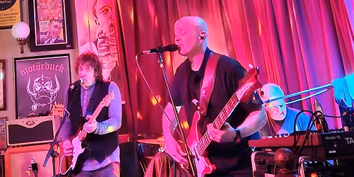 The Flukes - live at The Halfway House