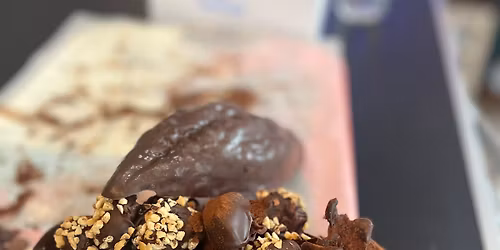 \u0428\u043e\u043a\u043e\u043b\u0430\u0442\u0438\u0435\u0440\u0441\u043a\u043e \u0430\u0442\u0435\u043b\u0438\u0435 \u0437\u0430 \u0432\u044a\u0437\u0440\u0430\u0441\u0442\u043d\u0438 "\u041c\u043e\u0438\u0442\u0435 \u0442\u0440\u044e\u0444\u0435\u043b\u0438 \u0438 \u0448\u043e\u043a\u043e\u043b\u0430\u0434\u043e\u0432\u0438 \u0444\u0438\u0433\u0443\u0440\u0438"