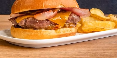 Hamburguesa, patatas fritas y bebida en Tapaloguistas