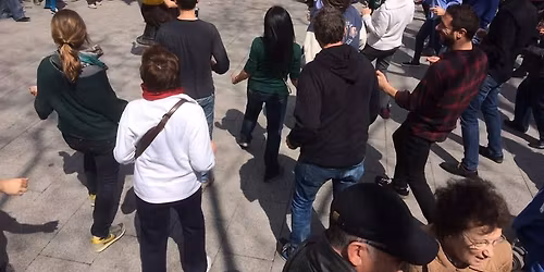 Ballada solid\u00e0ria a la Pla\u00e7a Bernat Calv\u00f3 amb ONCOLLIGA per les Festes de Maig