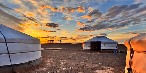 Mongolia \u2013 bezdro\u017cny kraj nomad\u00f3w \/ UAZem i na koniu od pustyni do krainy ludu renifer\u00f3w