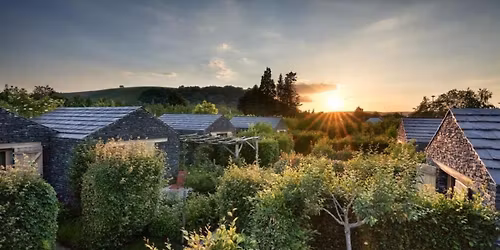 Auf den Spuren der Weinarchitektur im Weinkulturgut Longen-Schl\u00f6der