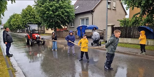 Kinder-Traktorziehen