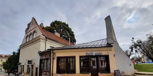 Karmelit\u0173 trikampis su baroko elementais