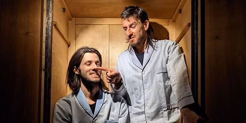 DEUX HOMMES DANS UN PLACARD