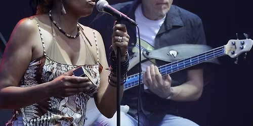 Siyou'n'Hell Gospelqueen Siyou trifft Basslegende Hellmut Hattler