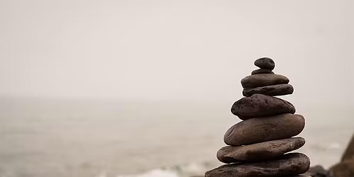 Joulukuun lempe\u00e4 Yin jooga ja sointukylpy