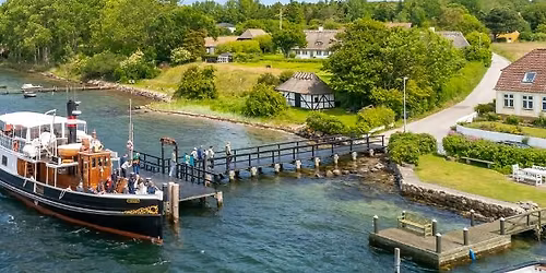 Ros\u00e9 og bobler p\u00e5 M\/S Helge