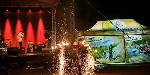 Zav\u0159ete dve\u0159e, obkl\u00ed\u010d\u00edme \u010dty\u0159ic\u00edtku! (Dvojit\u00e1 oslava narozenin)