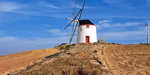 Caminhando pelo Pa\u00e7o de Pedro e In\u00eas de Castro