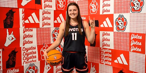 Parking South Dakota Coyotes at Pepperdine Waves Womens Basketball