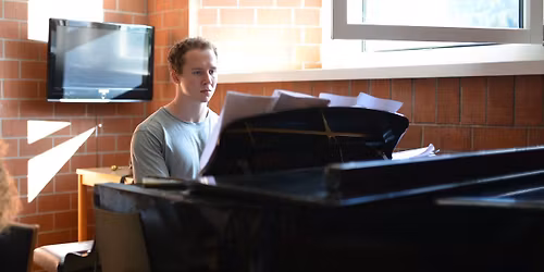 Lunchtime Concert: Sinfonia Cymru & Joe Howson