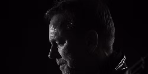 Kiefer Sutherland: Short Intimate Set + Signing