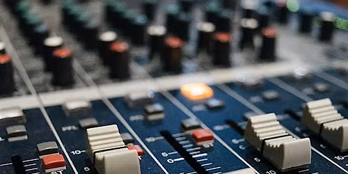 From Marconi to O\u2019Rahilly\u2019 The development of radio entertainment in the UK
