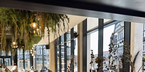 Live music from Rich Groves & happy hour 