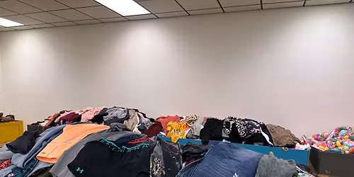  By the LB!  Por libra! Womens Brand Name Clothing, Shoe, Accessory sale \u201cRopa de marca\u201d