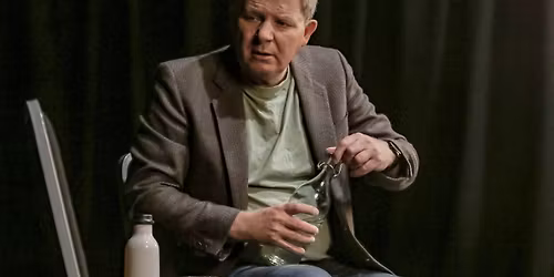 Kan du sette deg ned Gud, vi m\u00e5 snakke sammen