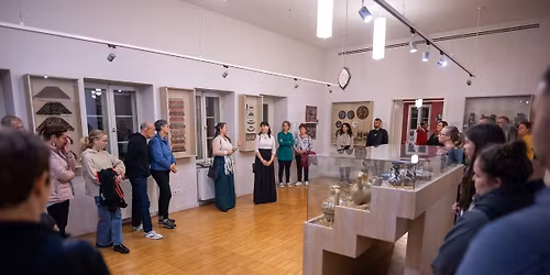 A Zsolnayak l\u00e9ptei nyom\u00e1ban - s\u00e9ta a csal\u00e1d egykori otthon\u00e1ban \/\/ P\u00e9cs