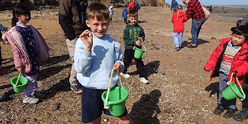 Naze family seashore discovery