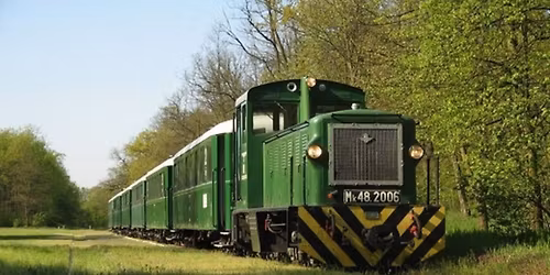 A Zsuzsi - K\u00f6z\u00f6ns\u00e9gtal\u00e1lkoz\u00f3 \u00e9s bemutat\u00f3 az Apoll\u00f3 moziban