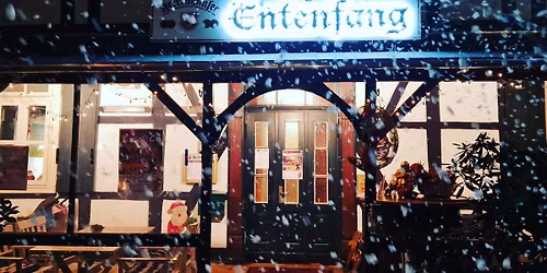 Schneegest\u00f6ber vor dem Winterzelt