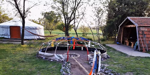 Izzaszt\u00f3kunyh\u00f3 Feh\u00e9rholl\u00f3val