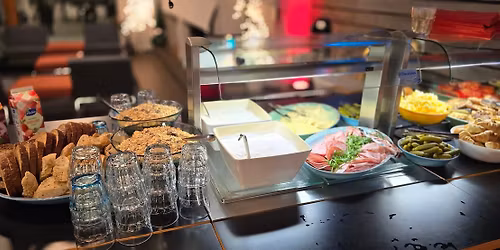 Tunnelmallinen aamupala takkatulen \u00e4\u00e4rell\u00e4