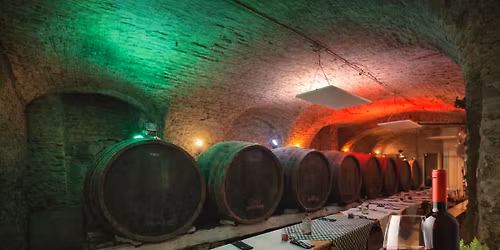 T\u00e9rt\u00f6lel\u0151 s\u00e9ta" Sopron belv\u00e1ros\u00e1ban, bork\u00f3stol\u00e1ssal