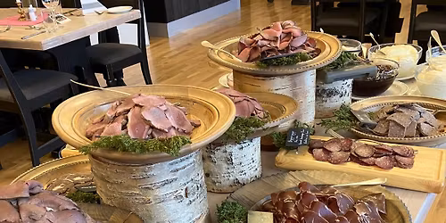 Middagsbuffet og bes\u00f8k av vinimport\u00f8ren Bertil&Martens