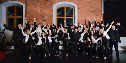 Voice-kuoro esiintyy Toivolan vanhan pihan ulkolavalla