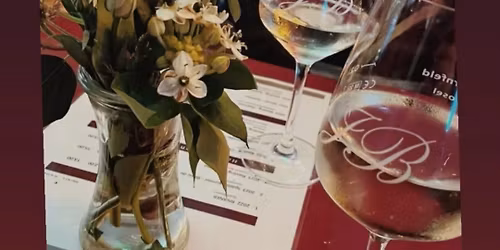 Sommer-Weinprobe mit leckerem Essen und lustigem Mundart-Spiel