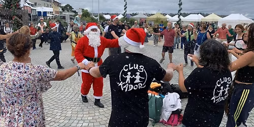 Initiation danses bretonnes au march\u00e9 de No\u00ebl de Morgat