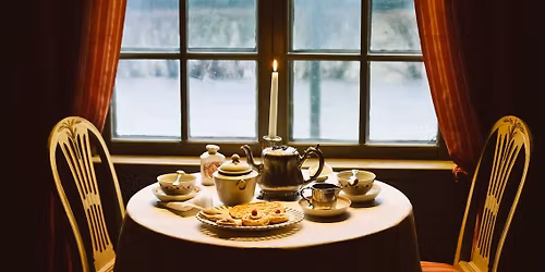 Katetut joulup\u00f6yd\u00e4t -n\u00e4yttelyopastukset