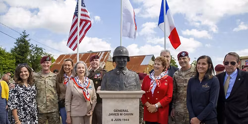 C\u00e9r\u00e9monie au monument Gavin 