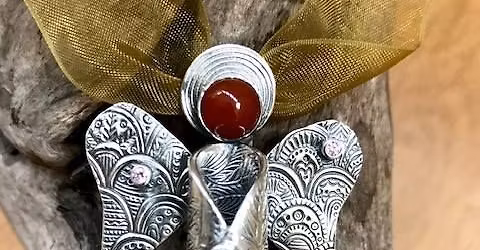 L\u00e6r \u00e5 lage smykker i s\u00f8lv hjemme enkelt, og du trenger ikke stor plass.